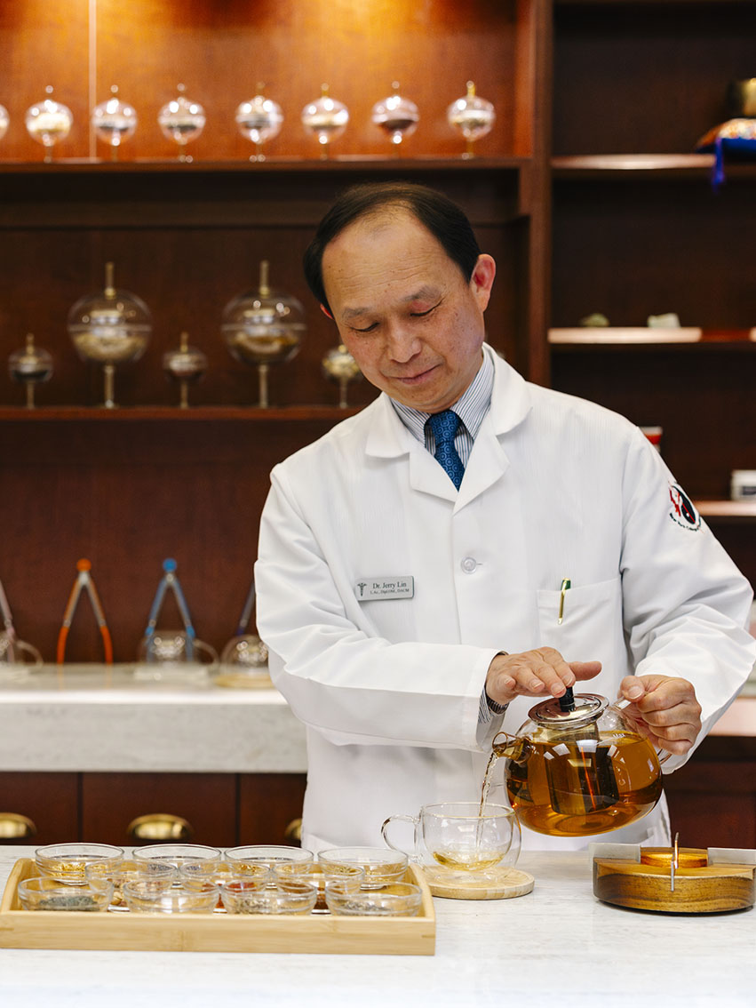 A doctor of Chinese medicine makes herbal tea in a glass jar